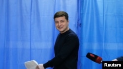 Zelenskiy ovoz berishga keldi