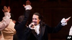 Foto Achiv: Lin-Manuel Miranda pandan spektak "Hamilton" nan teyat Richard Rodgers nan Nouyok, 6 Out, 2015. 
