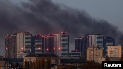 Asap membubung ke langit kota Kyiv usai serangan drone oleh Rusia di tengah invasi negara itu ke Ukraina, di Kyiv, Ukraina, Kamis, 7 November 2024. (Foto: Gleb Garanich/Reuters)