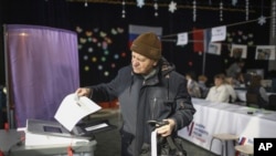 Mwananchi wa Russia akipiga kura.