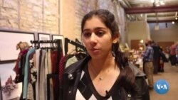 Qochqin ayollarga yordam berayotgan o’smir qiz