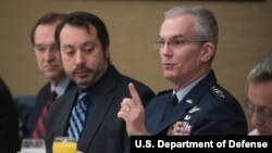 폴 셀바 미군 합동참모본부 차장(오른쪽)이 30일 워싱턴에서 열린 기자들과의 조찬 모임에서 발언하고 있다.