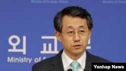 조태영 한국 외교부 대변인이 25일 외교부에서 비핵화 문제에 대한 취재진의 질문에 답변하고 있다. 