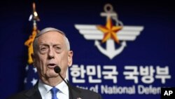 លោក​រដ្ឋ​មន្ត្រី​ការពារ​ជាតិ Jim Mattis ថ្លែង​ក្នុង​សន្និសីទ​កាសែត​រួម​គ្នា​ជាមួយ​នឹង​រដ្ឋ​មន្ត្រី​ការពារ​ជាតិ​កូរ៉េ​ខាង​ត្បូង Song Young-moo នៅ​ក្រសួង​ការពារ​ជាតិ កលាពី​ថ្ងៃទី២៨ ខែតុលា ឆ្នាំ២០១៧ ក្នុង​ក្រុង​សេអ៊ូល ប្រទេស​កូរ៉េ​ខាង​ត្បូង។