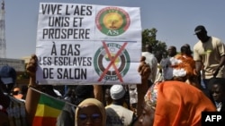 Le Burkina Faso, le Mali et le Niger, désormais unis dans l'Alliance des Etats du Sahel, accusent la Cédéao de sanctions "inhumaines, illégales et illégitimes".