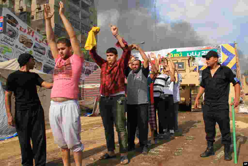 Rahotanni sun ce an ajiye gawarwaki 43 a wurin ajiye gawa da ma&#39;aikatan kiwon lafiya suka gina cikin gaggawa tare da asibitin tafi da gidanka na kula da daruruwan mutane da suka jikata.