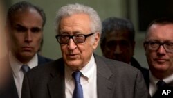 Mediator PBB untuk perdamaian Suriah, Lakhdar Brahimi (tengah) tiba untuk menyampaikan keterangan pers di Jenewa, Swiss. 