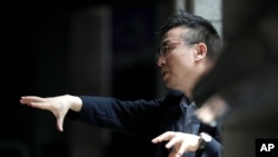 한국전쟁 70주년에 맞춰 개봉된 영화 '김일성의 아이들'을 만든 김덕영 감독이 지난 5월 서울에서 있었던 인터뷰에서 영화에 대해 설명하고 있다.