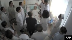 Dans la capture d'écran d'une vidéo datant du 11 juillet 2017, on peut voir Liu Xiaobo (au centre) entouré de ses médecins et sa femme Liu Xia.