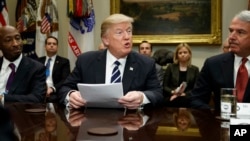 លោក​ប្រធានាធិបតី​ ដូណាល់ ត្រាំ និង​លោក Kenneth Frazier ប្រធានប្រតិបត្តិ​ក្រុមហ៊ុន Merck (ឆ្វេង) លោក Robert Hugin (ស្តាំ) ប្រធាន​ប្រតិបត្តិ​ក្រុមហ៊ុន Celgene ក្នុង​សន្និសីទ​សារព័ត៌មាន​នៅសេត​វិមាន ​ក្នុង​​វ៉ាស៊ីនតោន​ កាល​ពី​ថ្ងៃទី​៣១​ ខែ​មករា។