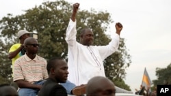 Adama Barrow, candidate de la coalition d'opposition, donnée vainqueur de la présidentielle du 1er décembre 2016, salue ses partisans dans le quartier de Talinding, lors de la campagne électorale dans la banlieue de Banjul, en Gambie, le 29 novembre 2016.