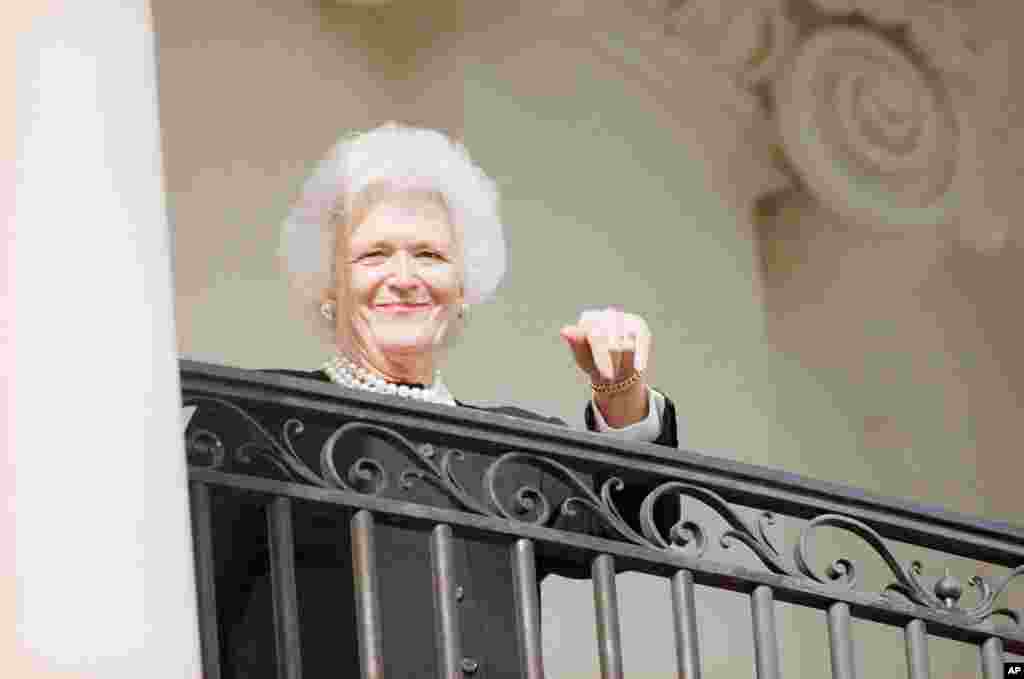 Барбара Буш на балконе Белого дома,&nbsp;1989 (AP Photo/Charles Tasnadi)