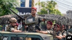 Pasukan khusus militer Lebanon berpatroli di jalanan menuju Kedutaan Besar AS di Aukar, Beirut, Lebanon, pada 5 Juni 2024, menyusul insiden penembakan yang terjadi di kedutaan. (Foto: AP/Bilal Hussein)