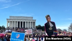 Ribuan orang, terutama perempuan, memadati Reflecting Pool, di Washington D.C., Sabtu (20/1), untuk mengikuti “Women’s March,” aksi tahunan untuk menyuarakan kesetaraan gender dan berbagi isu lainnya. (VOA/Eva Mazrieva)