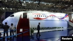 中国广州珠海航空展展出的中俄联合开发的客机模型。（2018年11月7日）