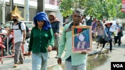 Land protestors from Kratie province organized a march against land grabbing near Prime Minister Hun Sen residence in Phnom Penh, Cambodia, April 23, 2018. (Tum Malis/VOA Khmer) 