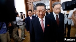 지난해 7월 북한의 송일호 북-일 국교정상화 교섭담당 대사(가운데)와 일본의 이하라 준이치 외무성 아시아대양주 국장이 양국 국장급 협의를 갖기 위해 베이징 주재 북한대사관에 마련된 회담장으로 입장하고 있다. (자료사진)