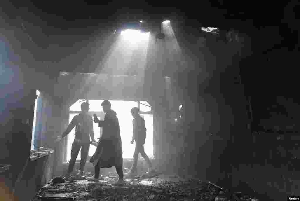 ជនជាតិ​មូស្លីម​កាស្មៀរ​កំពុង​មើល​នៅ​ខាងក្នុងផ្ទះ​ដែល​ត្រូវ​បាន​កម្ទេច​មួយ​បន្ទាប់​ពី​មាន​ការ​ផ្ទុះ​អាវុធ​រវាង​ក្រុង​យោធា​និង​កងកម្លាំង​ឥណ្ឌា​ក្នុង​ភូមិ Chattergam នៃ​ស្រុក Budgam។