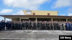 2025년 3월 3일 괌 앤더슨 공군기지에서 진행되는 ‘시 드래곤 25’ 훈련 참가국 관계자들이 개막식 전 기념촬영을 갖고 있다.