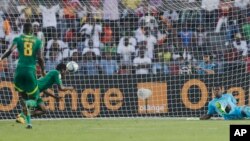 Mame Birame Diouf, na biyu a hagu, yana jefa kwallon Senegal na farko a ragar 'yan Ghana