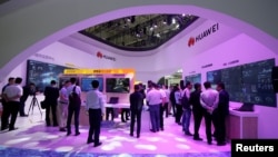 Para pengunjung tampak di stan Huawei dalam sebuah pameran di Tianjin, China, 16 Mei 2019. 