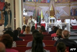 Hanya sedikit umat Kristen Palestina yang menghadiri Misa Minggu Paskah di Gereja Keluarga Kudus Katolik di Kota Gaza, pada 31 Maret 2024, di tengah konflik antara Israel dan kelompok militan Hamas.