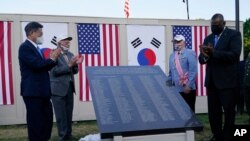 문재인 한국 대통령과 로이드 오스틴 미국 국방장관이 21일 워싱턴 한국전 참전용사 기념공원에서 열린 추모의 벽 착공식에 참석했다.