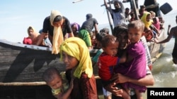 Para pengungsi Rohingya yang baru datang dari Myanmar, tiba di Shah Porir Dwip, Teknaf, Bangladesh 1 Oktober lalu (foto: dok). 