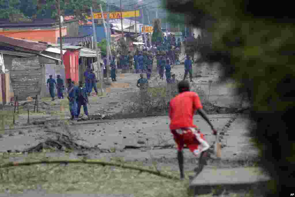 Police fire tear gas to disperse demonstrators protesting the president&#39;s decision to seek a third term, Bujumbura, May 20, 2015.
