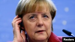 Kanselir Jerman Angela Merkel dalam konferensi pers di Brussels (25/10).