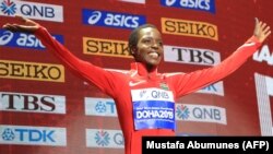 L'athèle kényane, Agnes Tirop, sur le podium pour la médaille de bronze, à Doha, le 29 septembre 2019.