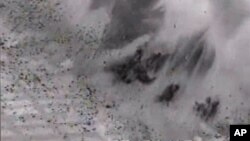 FILE - Gambar dari video senapan kamera yang diambil pada tanggal 4 Juli 2015 dan dikeluarkan oleh Komando Pusat Amerika Serikat menunjukkan sebuah serangan udara di sebuah jembatan di dekat kelompok Negara Islam - yang dimiliki Raqqa, Suriah, yang merupakan rute transit utama bagi militan.