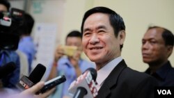 រូបឯកសារ៖ លោក​ហង្ស ពុទ្ធា អ្នក​នាំពាក្យ​គណកម្មាធិការ​រៀបចំ​ការ​បោះ​ឆ្នោត(គ.ជ.ប.)​ចូល​រួម​ក្នុង​កិច្ច​ប្រជុំ​ភាគី​ពាក់ព័ន្ធអំពី​ការ​បោះឆ្នោត​សភា​ជាតិ​នីតិកាល​​ទី​៤​កាលពី​ថ្ងៃទី​២៥ កុម្ភៈ ២០១៨​ នៅ​ទីស្នាក់ការកណ្តាល​របស់​គ.ជ.ប. រាជធានី​ភ្នំពេញ​ ប្រទេស​កម្ពុជា។(ទុំ ម្លិះ/VOA)