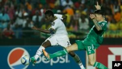 Le Ghanéen Asamoah Gyan à gauche, fait une action contre un membre de l'équipe d'Algérie, lors d'un match de sélection de la CAN, le 23 janvier 2015.