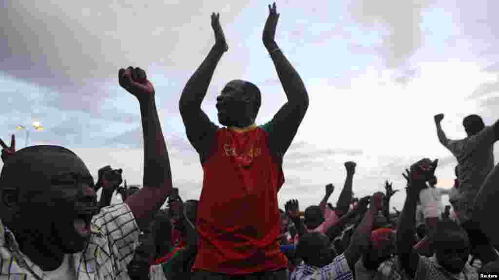 Les manifestants scandent des slogans contre la garde présidentielle à Ouagadougou, au Burkina Faso, 16 Septembre, 2015. 