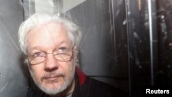 Pendiri WikiLeaks Julian Assange meninggalkan Pengadilan Magistrat Westminster di London, Inggris, 13 Januari 2020. (REUTERS/Simon Dawson)
