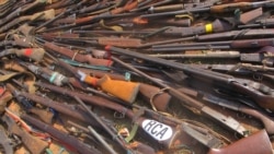 Des milliers d'armes incendiées pour réduire les violences communautaires