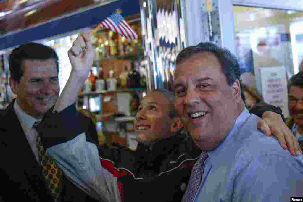 New Jersey Governor Chris Christie poses for a photo during a campaign stop at the Nutley Diner in Nutley, Nov. 4, 2013.  