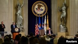 Jaksa Agung AS William Barr bersama wakil Jaksa Agung AS Jeffrey A. Rosen membacakan kata sambutan dalam pembukaan konferensi anti-semitisme di Departemen Kehakiman, di Washington, 15 Juli 2019. 