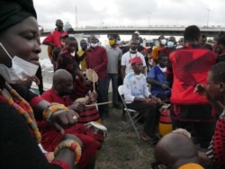 Musicians and dancers celebrate former President Jerry John Rawlings at a vigil on Nov 15, 2020. (Stacey Knott/VOA)