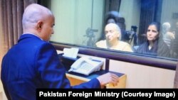 بھارتی کشمیر میں لگ بھگ دو برس بعد زندگی معمول کی طرف لوٹ رہی ہے۔ شہری رواں برس مقدس مہینے رمضان میں بازاروں کا رخ کر رہے ہیں۔