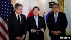 토니 블링컨(왼쪽) 미 국무장관과 박진(오른쪽) 한국 외교장관, 하야시 요시마사 일본 외무상이 18일 독일 뮌헨안보회의 현장에서 긴급 회동하고 있다.