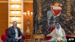 Menteri Luar Negeri AS Mike Pompeo (kiri) bersama Raja Bahrain Hamad bin Isa Al Khalifa (kanan) di ibu kota Manama, 26 Agustus 2020. (Foto: BNA (Bahrain News Agency) / AFP) 
