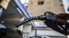 Service de carburant à la pompe au Caire, en Egypte, le 20 juin 2017.