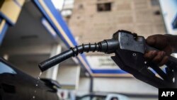 Service de carburant à la pompe au Caire, en Egypte, le 20 juin 2017.
