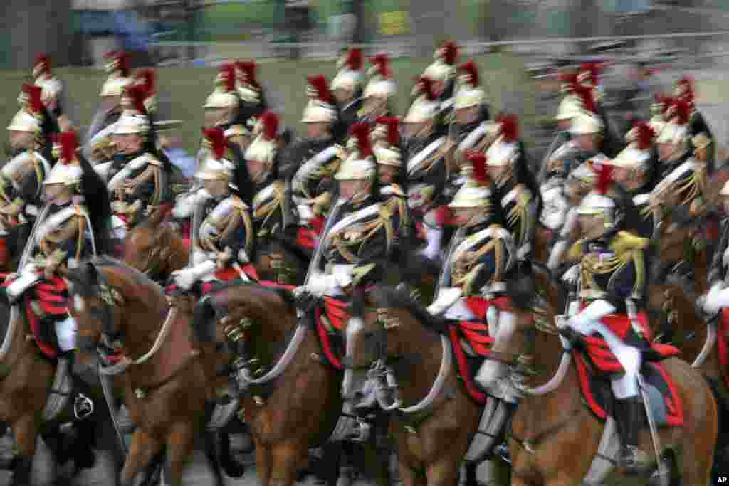 Tentara Republik Perancis menunggang kuda dalam parade perayaan tradisional Hari Bastille di Champs-Elysees, Paris (14/7).&nbsp;(AP/Remy de la Mauviniere)