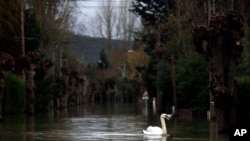 India's new prime minister Narendra Modi signs after taking the oath of office at the presidential palace in New Delhi, May 26, 2014.