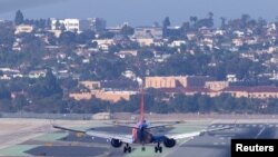 Pesawat dari maskapai Southwest Airlines bersiap mendarat di Bandara Internasional San Diego California, pada 6 Januari 2022. (Foto: Reuters/Mike Blake)