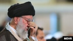 Le Guide suprême de l’Iran, l'ayatollah Ali Khamenei, dans un rituel religieux à Téhéran le 7 juillet 2015.