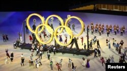 Tokyo 2020 Olympics - The Tokyo 2020 Olympics Opening Ceremony - Olympic Stadium, Tokyo, Japan - July 23, 2021. Performers form the Olympic rings during the opening ceremony REUTERS/Fabrizio Bensch